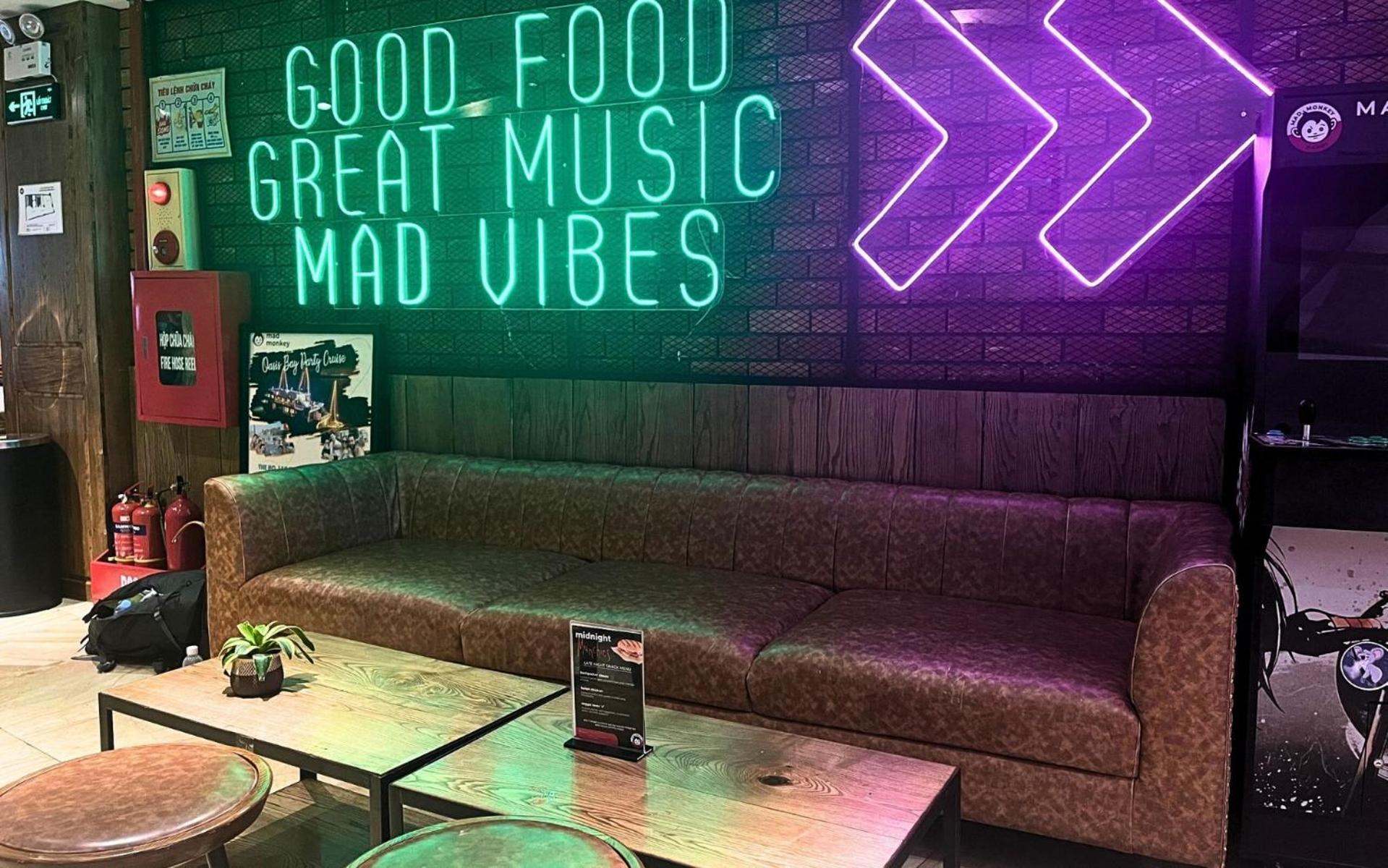 Mad Monkey Hanoi Hostel Bagian luar foto